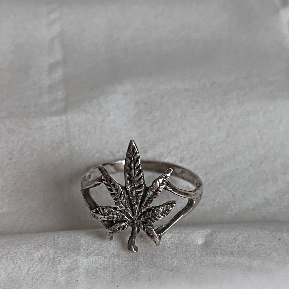 Pot leaf ring - Picture 3 of 4